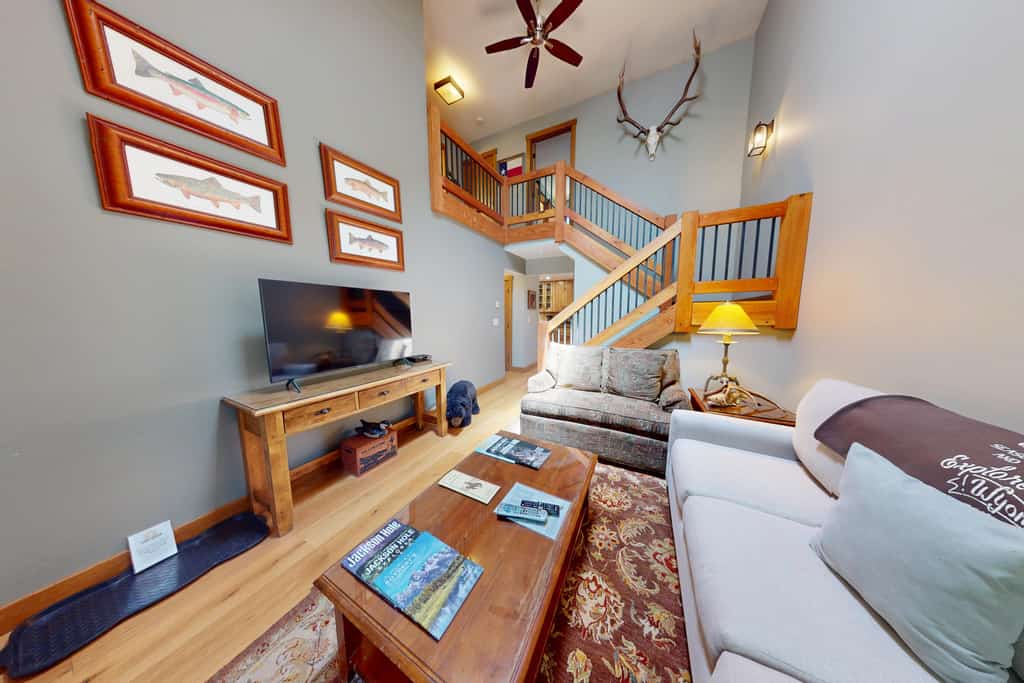 Spacious condo in the heart of Jackson w/deck, gas grill and outdoor dining area
