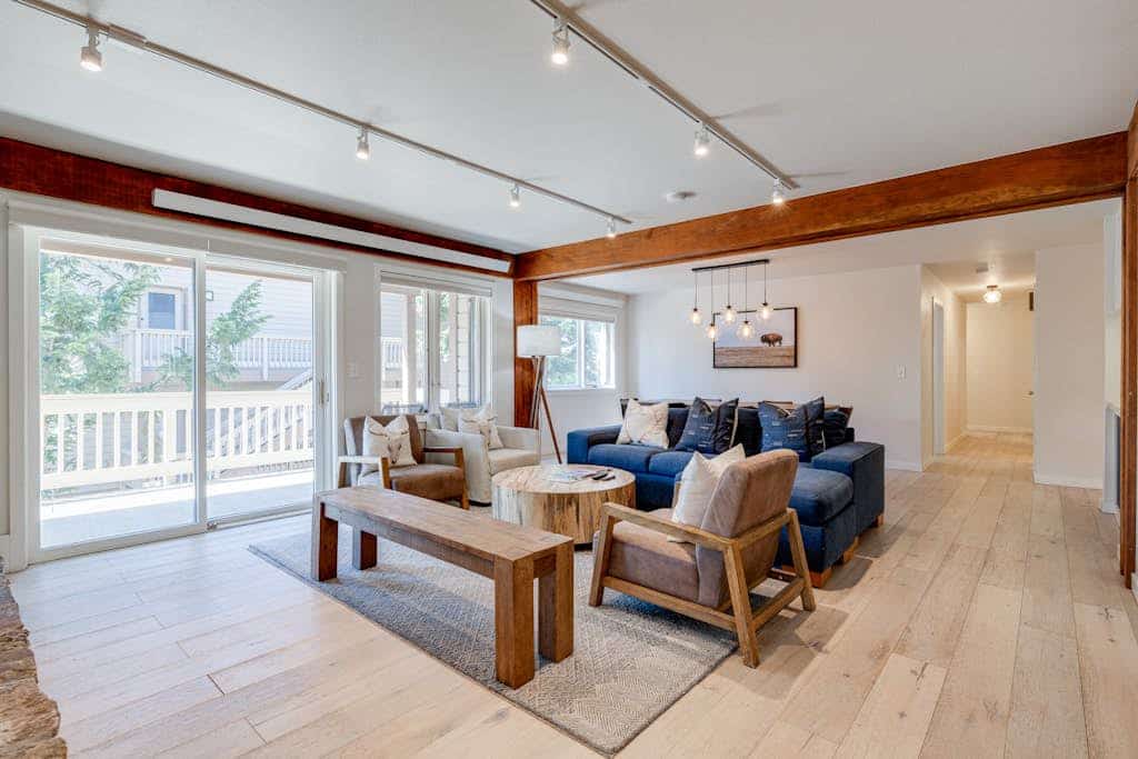 Cozy updated condo steps from ski lift with fireplace, balcony, & WiFi
