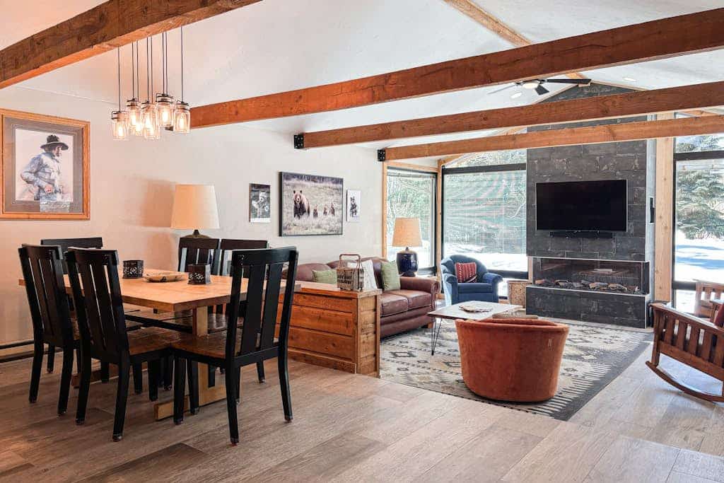 Spacious home with deck, washer/dryer, mountain views & high-speed WiFi