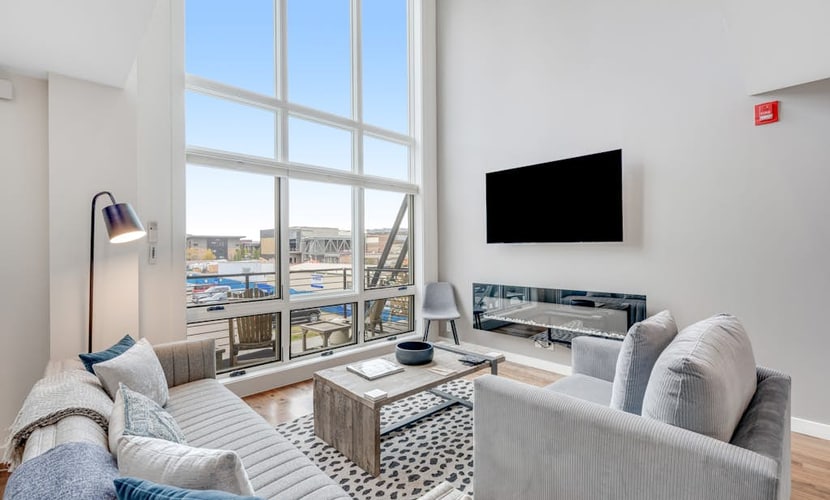 Mtn-view downtown condo with balcony, fireplace, streaming, washer/dryer, AC