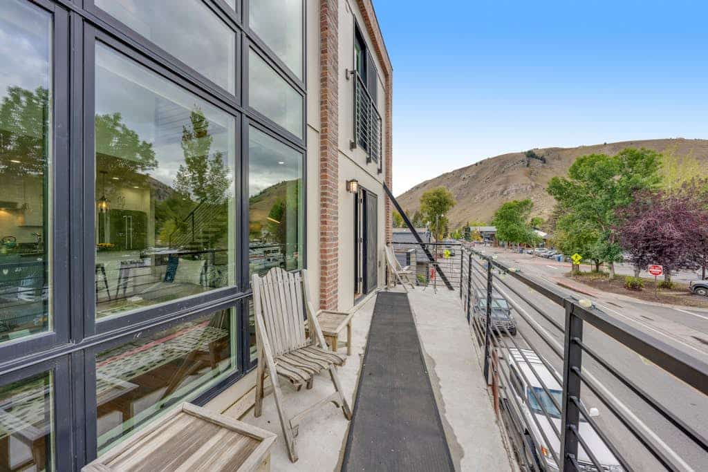 Mtn-view downtown condo with balcony, fireplace, streaming, washer/dryer, AC