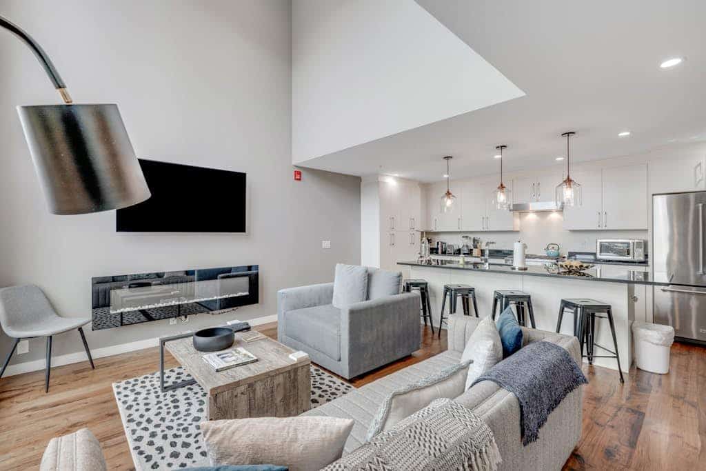 Mtn-view downtown condo with balcony, fireplace, streaming, washer/dryer, AC