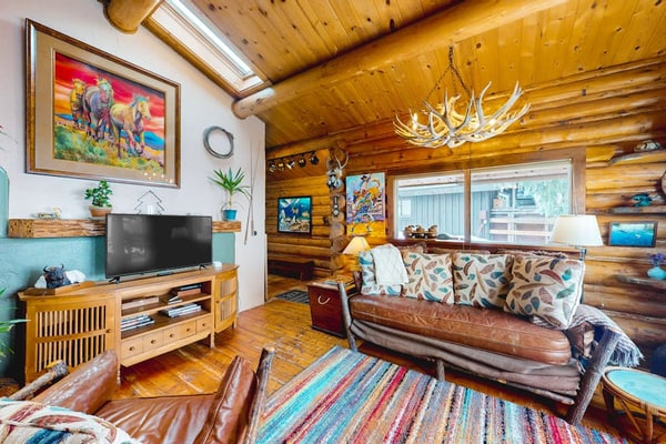 Dog-friendly waterfront cabin on Flat Creek with wood stove, creek view, firepit