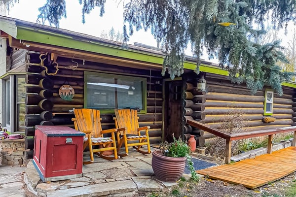 Dog-friendly waterfront cabin on Flat Creek with wood stove, creek view, firepit