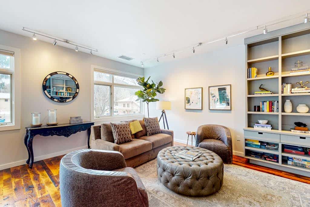 Mountain view condo with gas fireplace, washer/dryer, central AC