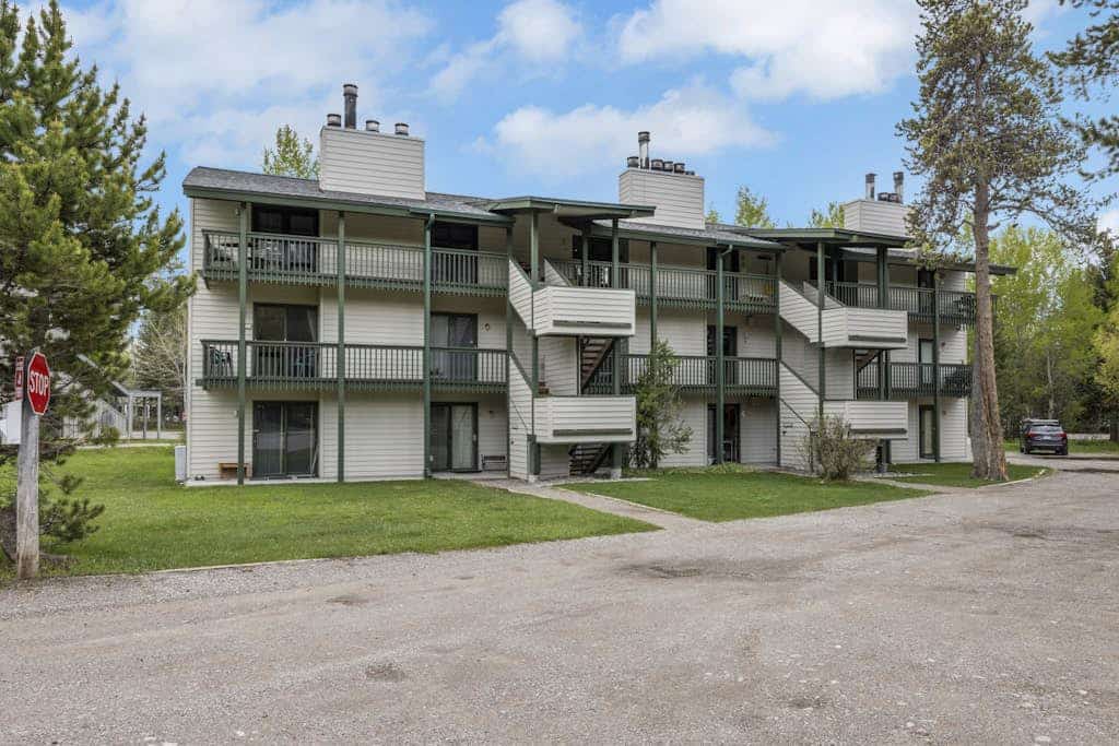 Stylish condo with balcony, washer / dryer, WIFI, mountain views, steps to shops
