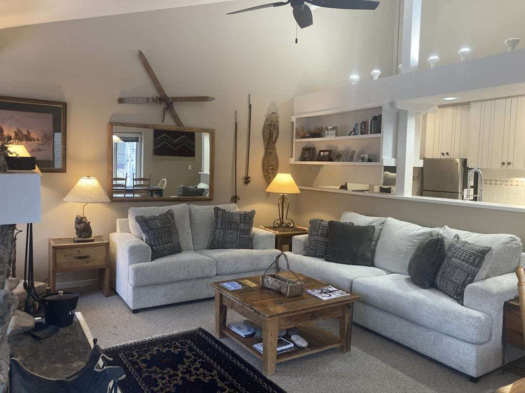 Riverrfont corner condo with patio, fireplace, electric grill, & washer/dryer
