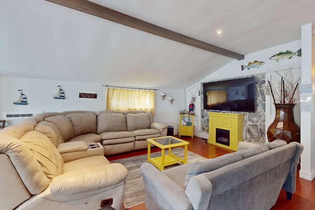 Fun Family House w/Free WiFi and Furnished Patio - Short Walk to the Beach