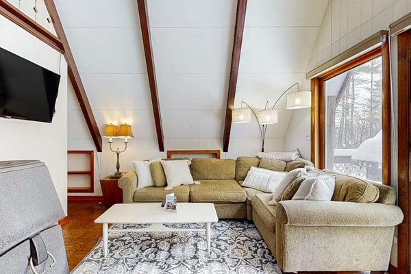 Cozy duplex, upper floor w/ balcony, mountain views, lake access, BBQ, fire pit