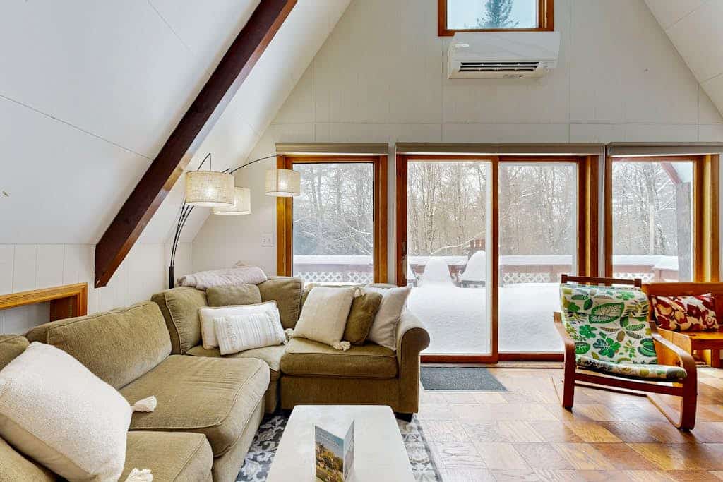 Cozy duplex, upper floor w/ balcony, mountain views, lake access, BBQ, fire pit
