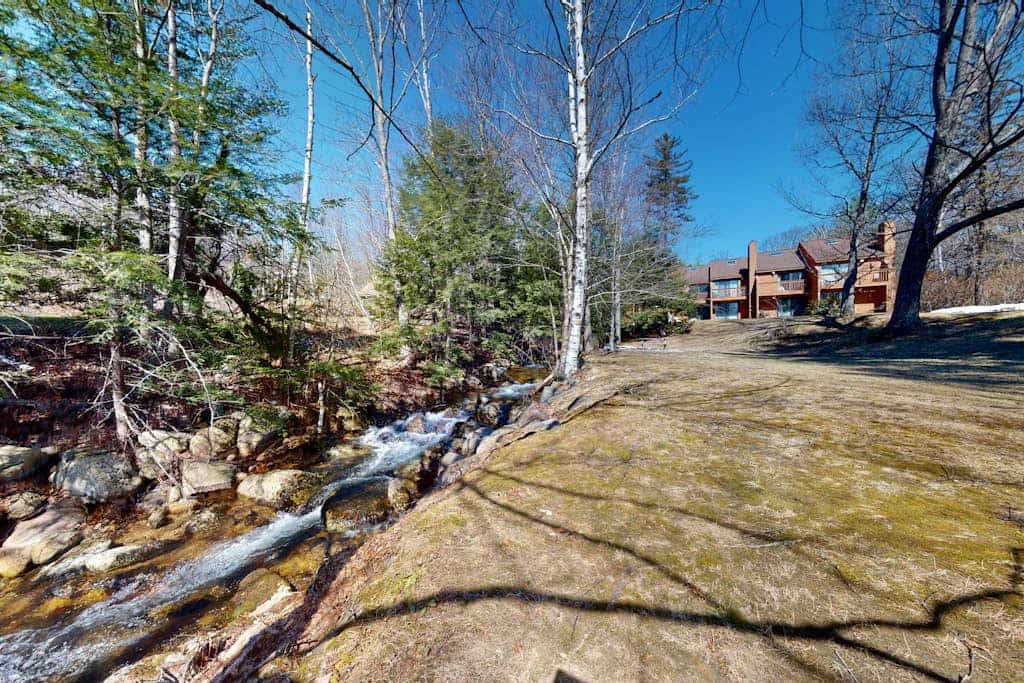 Centrally located condo with pools, hot tubs, tennis, skating, & skiing access