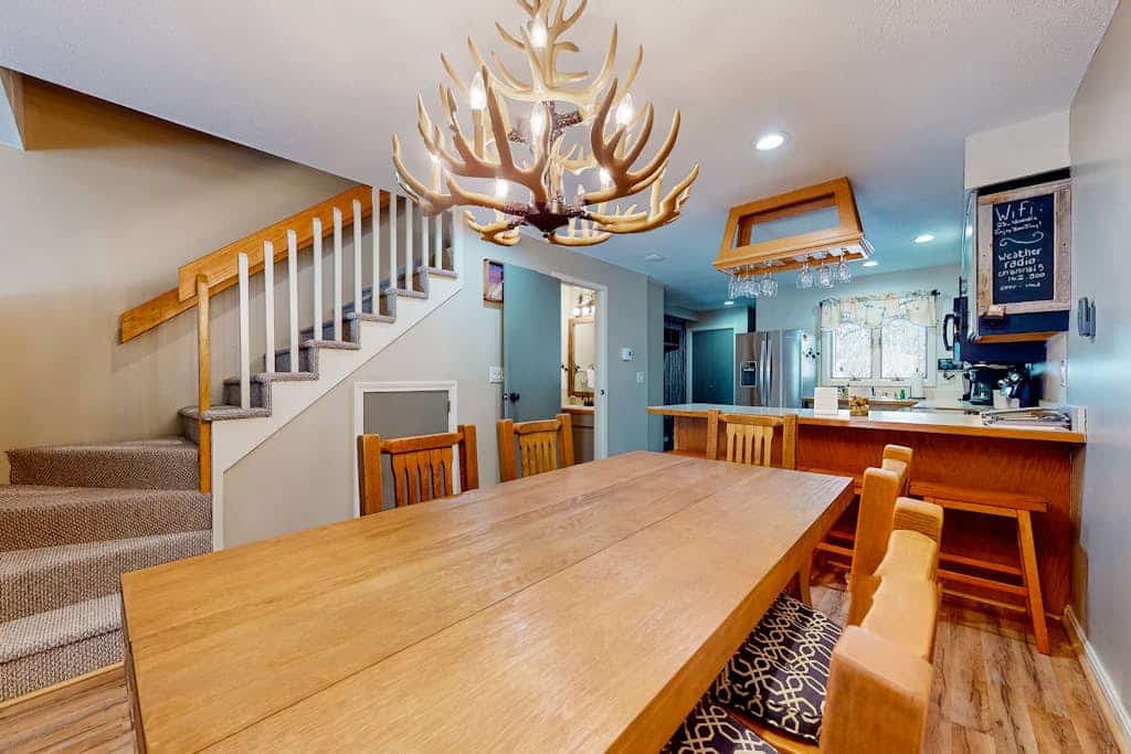 Centrally located condo with pools, hot tubs, tennis, skating, & skiing access
