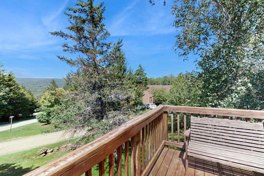 Cozy condo w/ golf course views, pet-friendly, balcony, bbq, fireplace, mudroom