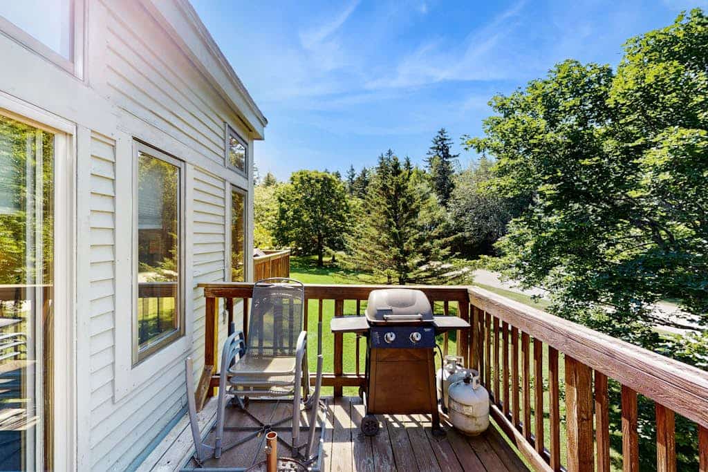 Cozy condo w/ golf course views, pet-friendly, balcony, bbq, fireplace, mudroom