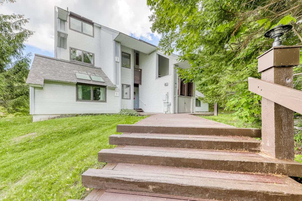Ski-in/out sunrise condo with pool & hot tub - great ski retreat