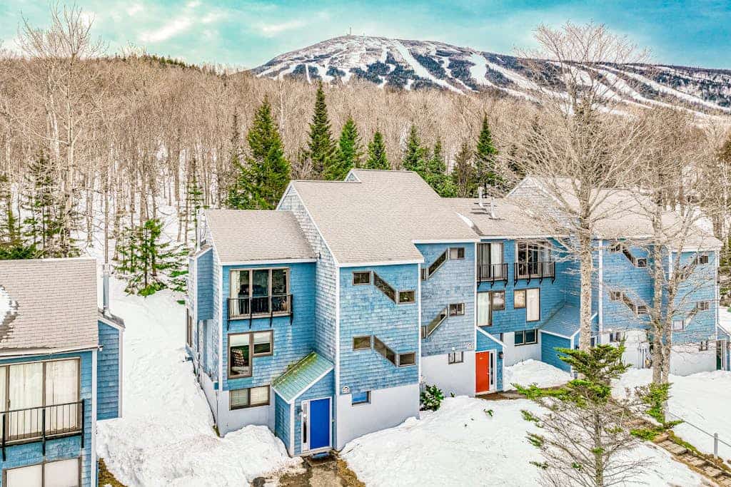Ski-in/ski-out mountainside townhouse w/fireplace, fast WiFi, washer/dryer