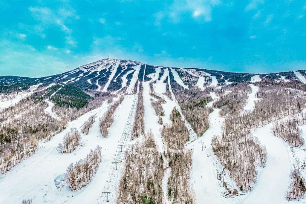 Ski-in/ski-out mountainside townhouse w/fireplace, fast WiFi, washer/dryer