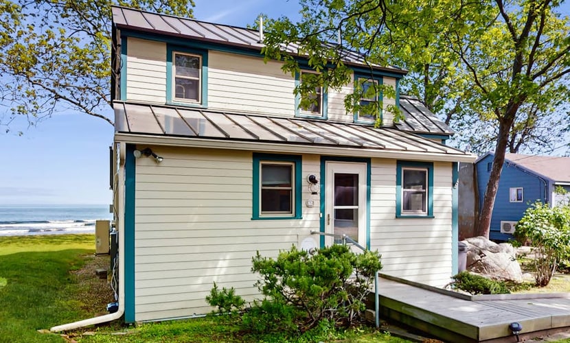 Charming oceanfront house with incredible beach views, BBQ area & firepit