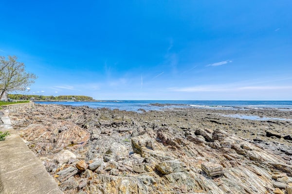 Charming oceanfront house with incredible beach views, BBQ area & firepit