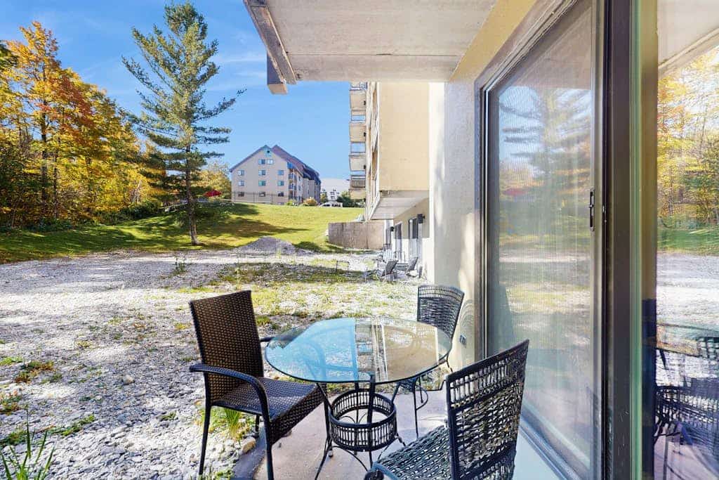 Cozy condo w/ mountain, ski & golf views, patio, pool & hot tub