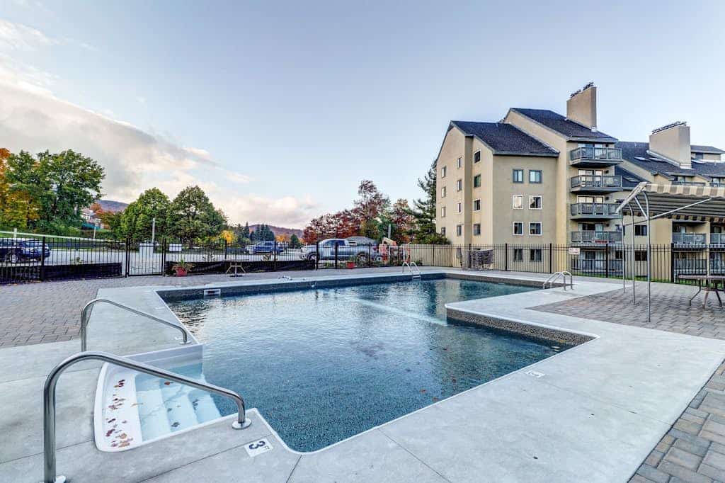 Cozy condo w/ mountain, ski & golf views, patio, pool & hot tub