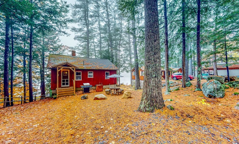 Lakefront camp with cozy cottage-style interior and board games - kayaks welcome
