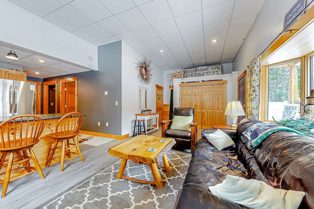 Cozy, ground-floor duplex retreat with direct shuttle service to Sugarloaf