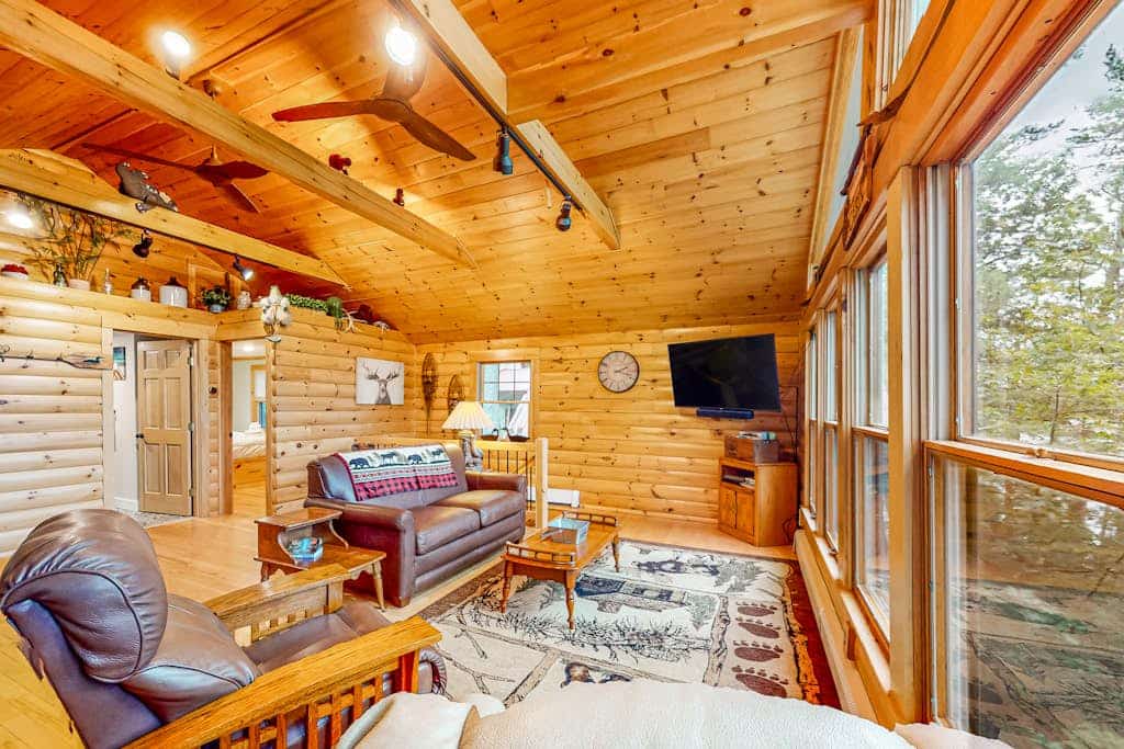 Lakefront home with lovely lake views - one mile from the casino
