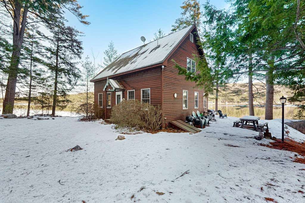 Tranquil Lakefront Retreat with large outdoor patio, beach and Stunning Views