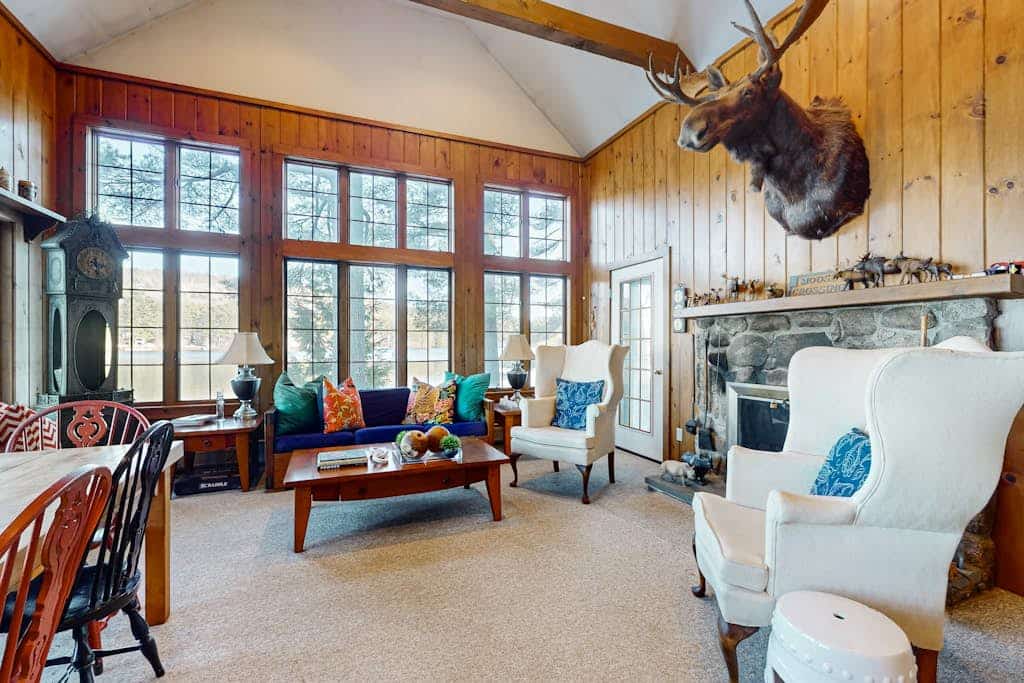Tranquil Lakefront Retreat with large outdoor patio, beach and Stunning Views