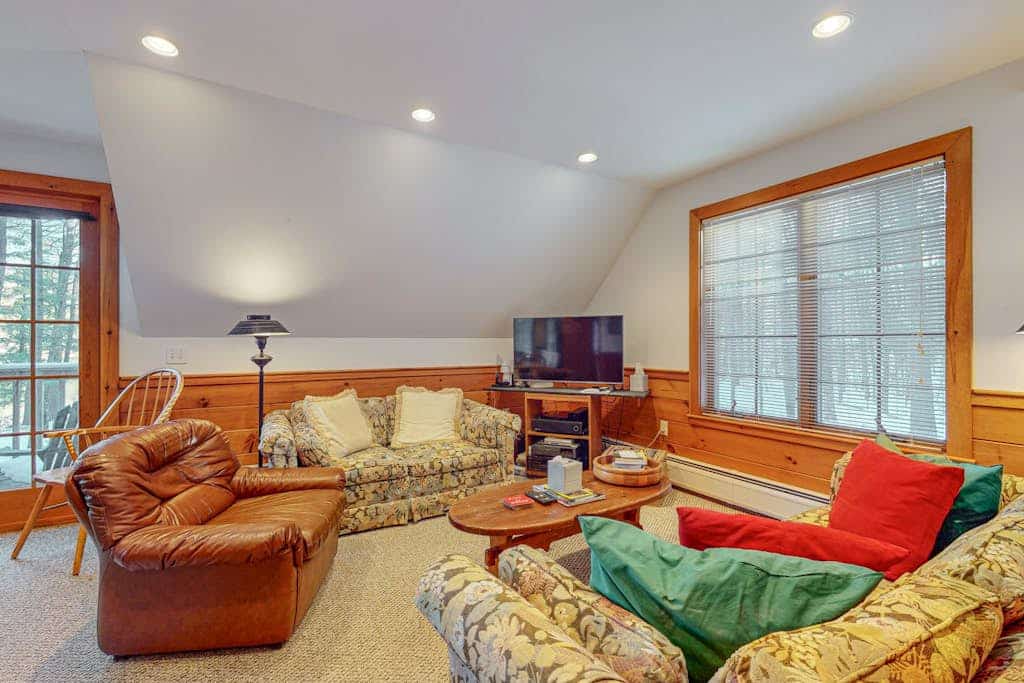Charming Lakefront Apartment with Stunning Views and Cozy Amenities
