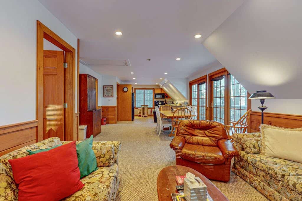 Charming Lakefront Apartment with Stunning Views and Cozy Amenities