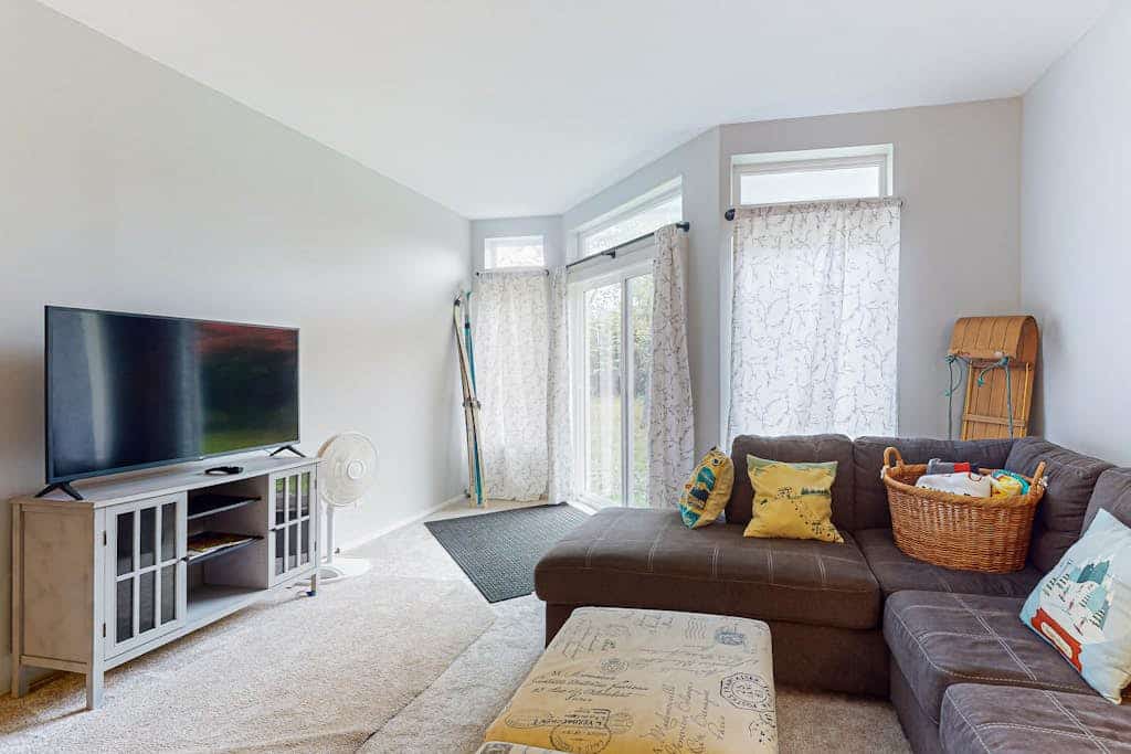 Skiers condo, walk-out to ground level, near the slopes, walk to lifts, wifi, TV