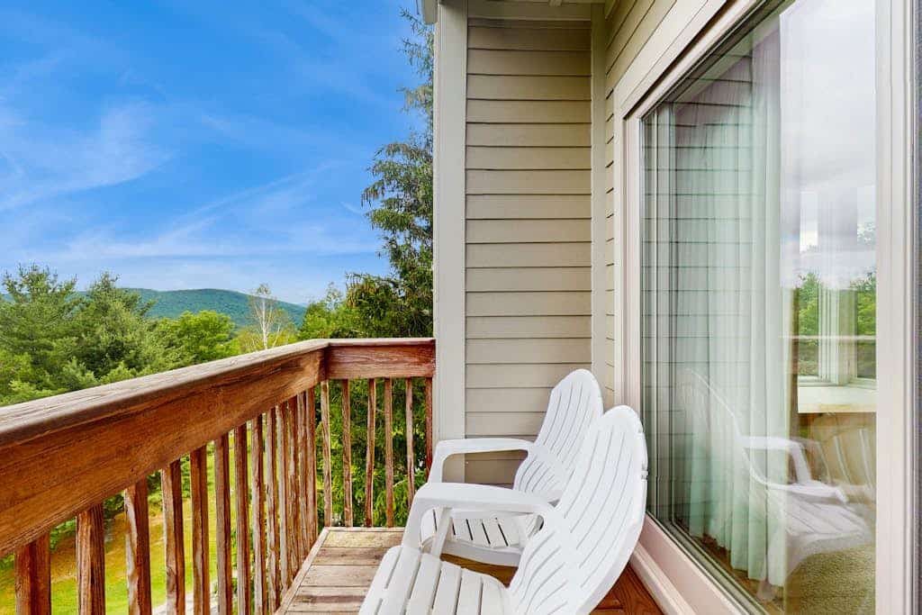Ski-in/ski-out condo w/ balcony, mountain and valley views, pool, fireplace