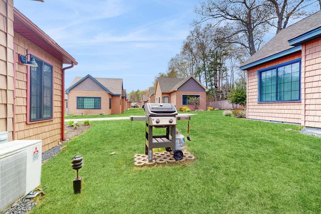Charming Cottage with a Game Room, Pool, and Coastal Attractions Nearby