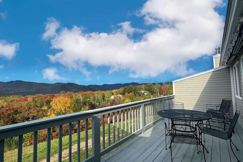 Scenic year-round retreat with amazing mountain views & tennis courts