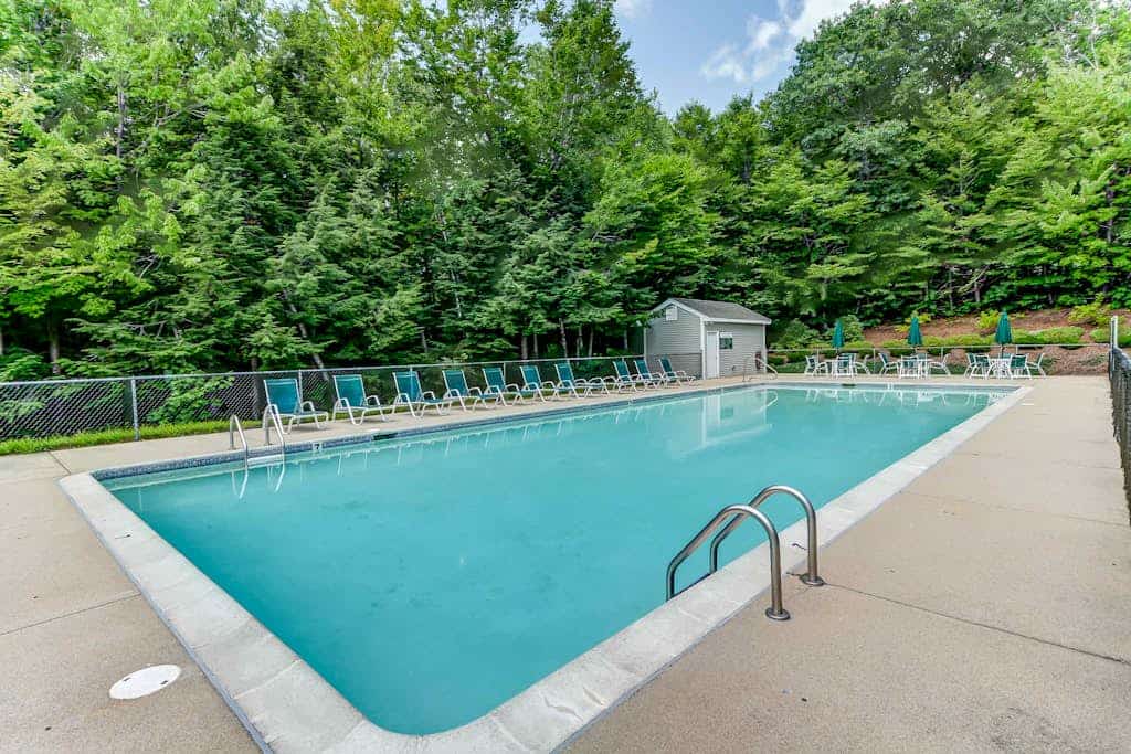 Scenic year-round retreat with amazing mountain views & tennis courts