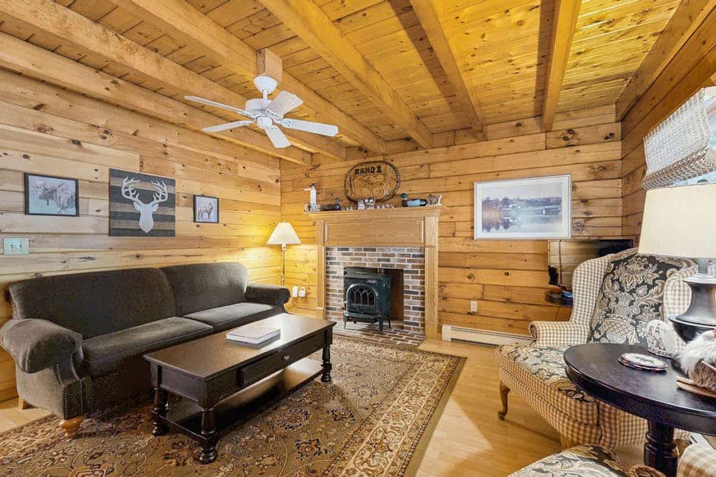 Charming Log Cabin w/ Free WiFi plus a Community Pool, Tennis, & Clubhouse