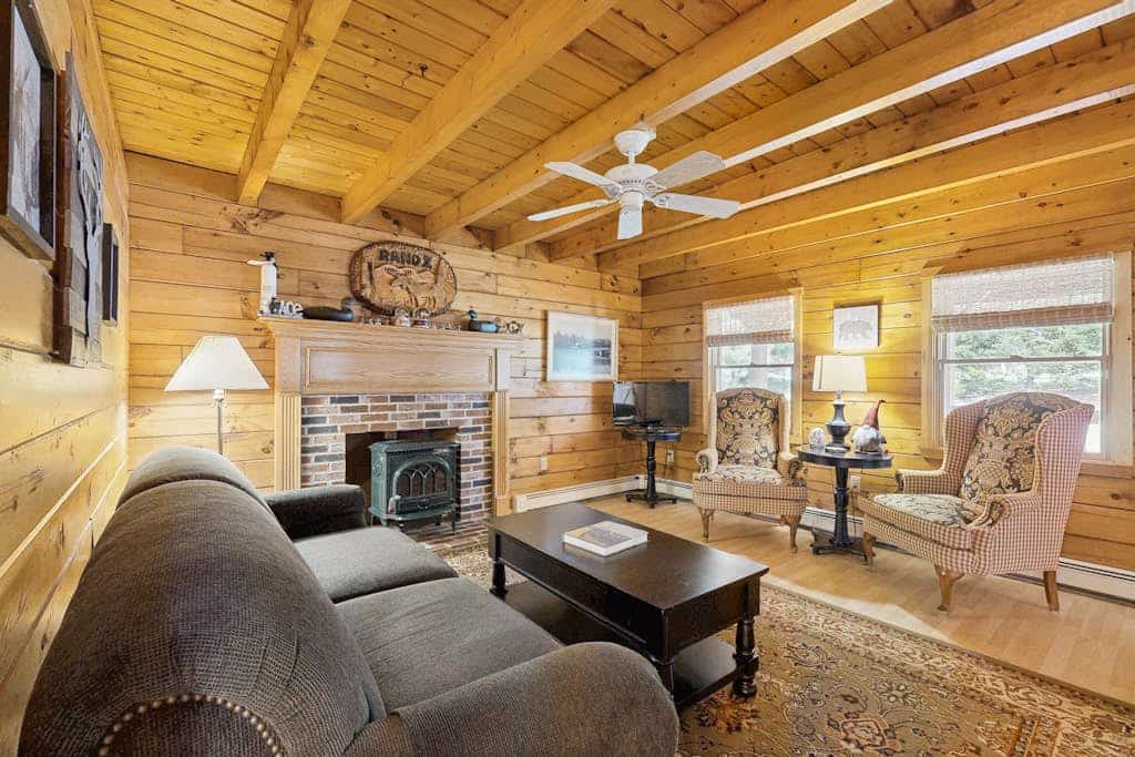 Charming Log Cabin w/ Free WiFi plus a Community Pool, Tennis, & Clubhouse