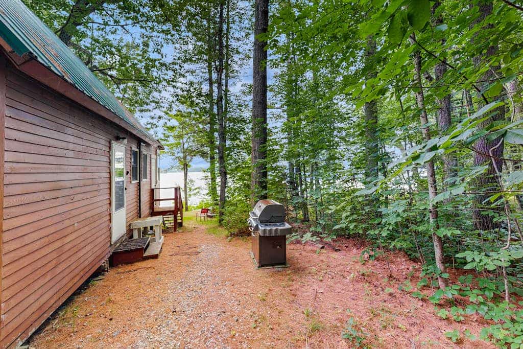 Rustic lakefront cabin w/gas grill, firepit, kayaks, one canoe, A/C - 2 dogs OK