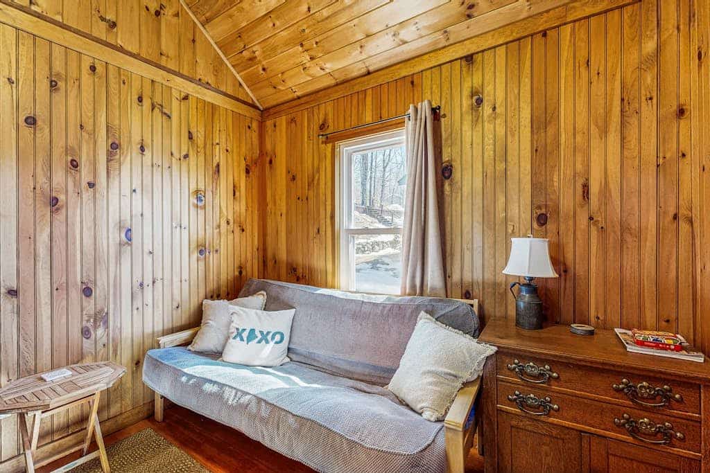 Adorable waterfront gem with 2 kayaks, high-speed WiFi, full kitchen & dock