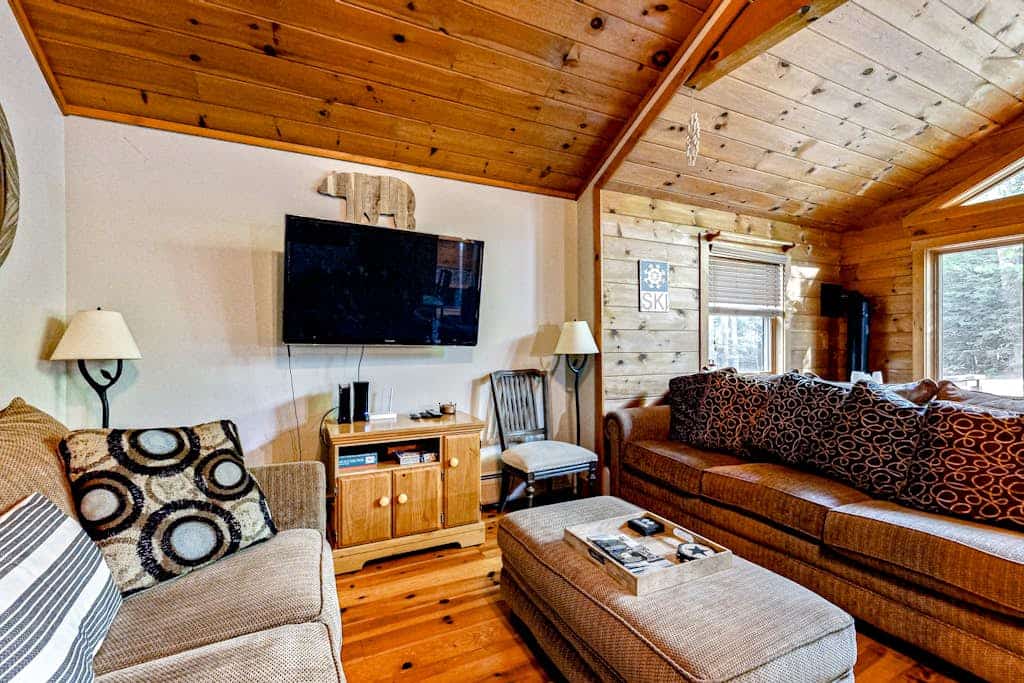 Adorable Family-Friendly Chalet w/ a Private Hot Tub, Washer/Dryer, & Free WiFi