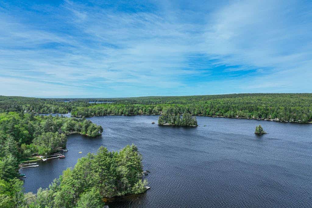 Lakefront house with private beach, firepit, dock, 4 kayaks, grill & hot tub