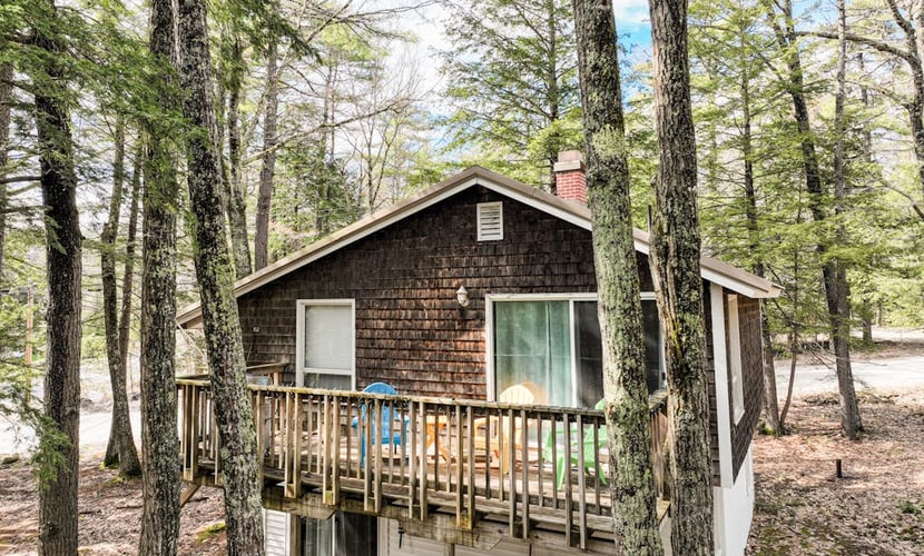 Cozy 3BR home for outdoor enthusiasts, deck, pool, tennis, w/d, trails & BBQ