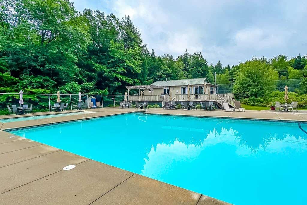 Charming lakeside home near skiing w/ shared pool, tennis courts, & washer/dryer