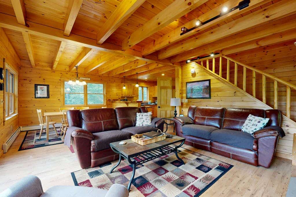 Spacious Chalet with Pool Room, Foosball, Hot Tub & Skiing at Mt. Abram