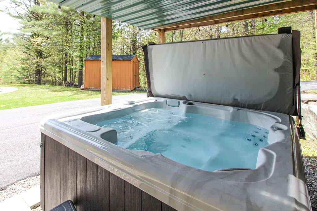 Spacious Chalet with Pool Room, Foosball, Hot Tub & Skiing at Mt. Abram
