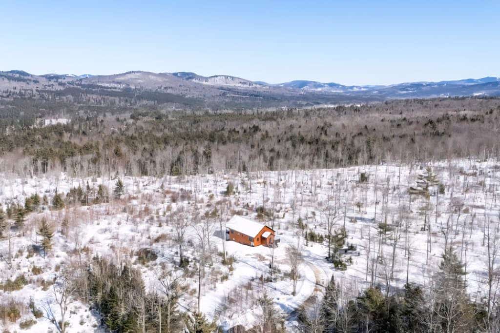 Spacious mountain retreat with fire pit, hot tub, sauna, and foosball