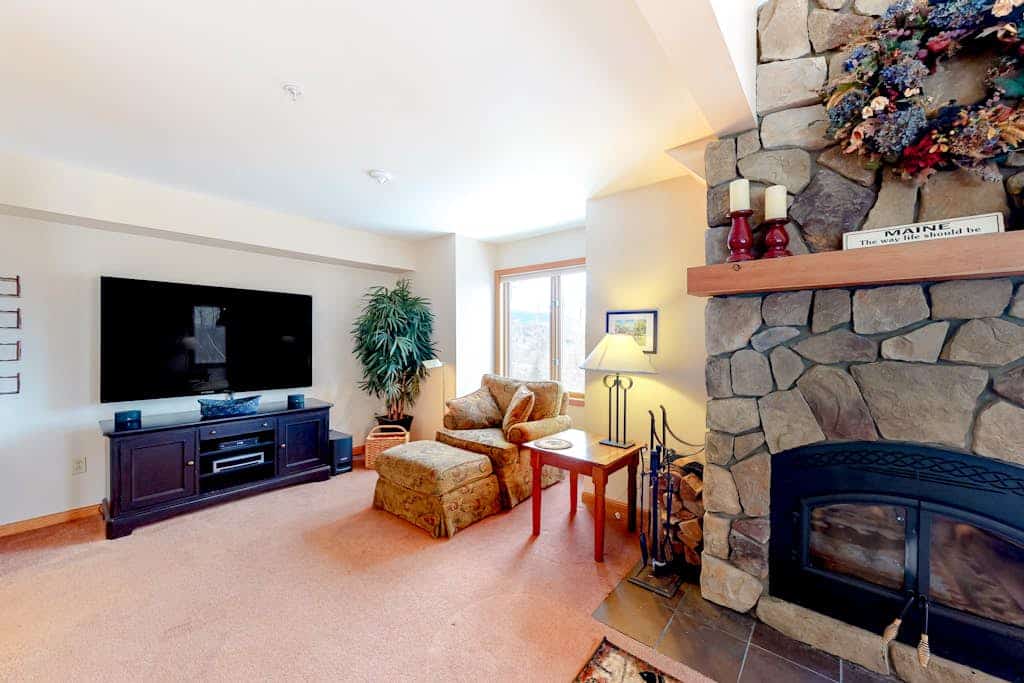 Cute townhome on the slopes with trail access, deck, hot tub & pool