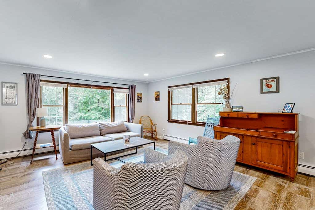 Secluded escape with three beaches, lake access, grill & fast WiFi - dogs OK